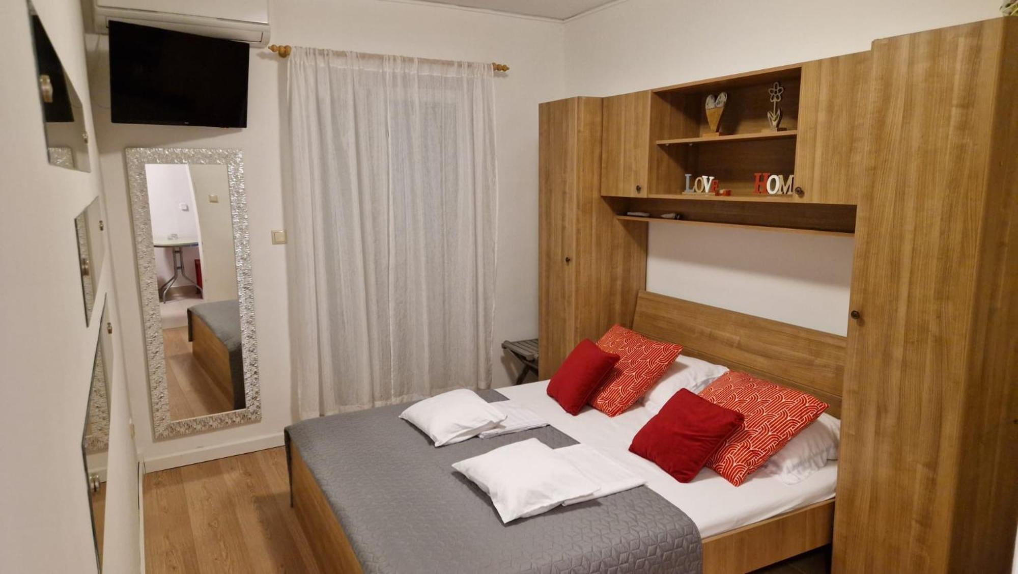 Apartments Miro オミサリ エクステリア 写真